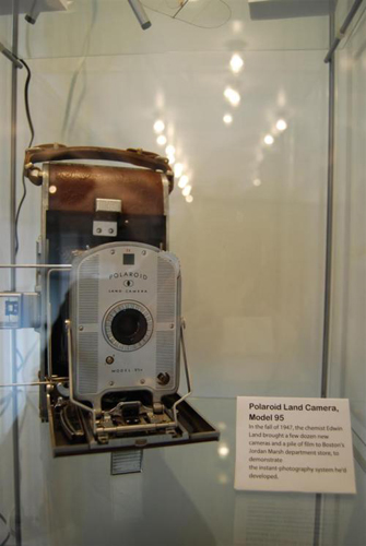 「Polaroid Land Camera Model 95」
 
　1947年秋、化学者のEdwin Land氏が、ボストンのJordan Marshデパートに数ダースの新型カメラと大量のフィルムを持ち込み、自ら開発したインスタント写真撮影システムのデモを行った。