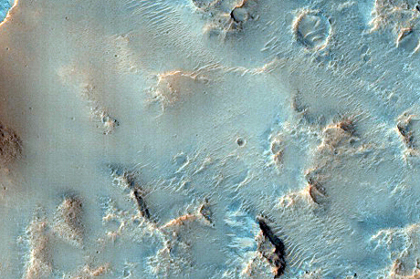 　火星は赤い惑星と思われているかもしれないが、HiRISEの画像は青を基調としたものが多い。NASAはこの画像に「太古の湖と推定」という表題を付けている。かつて火星上には液体の水があったという説を示唆する題名だ。

　Mars Reconnaissance Orbiterは2006年初めから、その名が示す通り火星を周回している。同探査機から最初の高解像度画像が送られてきたのは、2006年の3月だった。