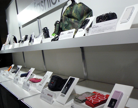 　KDDIは2008年夏モデルの発売に合わせ、ファッションブランドとコラボレーションしたグッズの新作を公開した。いずれもauのモバイルサイト「mobile fashion」で販売される。