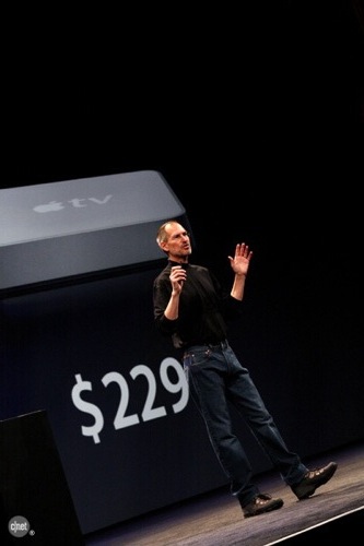 　AppleはApple TVの価格を229ドルに引き下げる。無料のソフトウェアアップデートと新モデルは2週間後に提供が開始される予定。