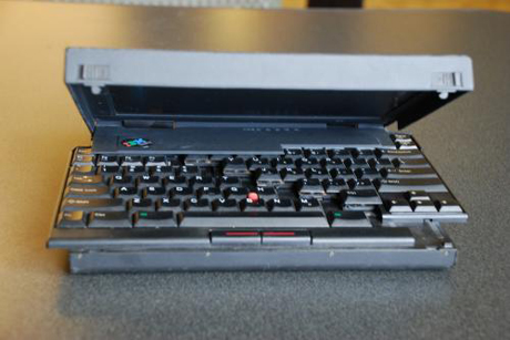 　ThinkPad 701cのマジック。蓋を開けると、キーボードが展開する。