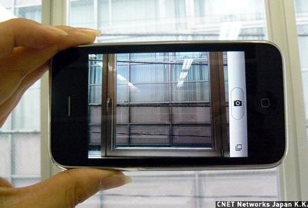 　続いてカメラ機能。iPhoneのカメラは2メガピクセルのオートフォーカス。ボタンは撮影ボタンと写真一覧ボタンだけというシンプルな作りだ。撮影は縦横どちらでも可能で、端末を傾けると撮影ボタンのアイコンも向きが変わる。　