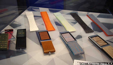 　リサイクル＆リユースをテーマにしたコンセプトモデル携帯電話「着せ替えケータイ」も登場。バイオプラスチック製の本体に合成皮革、フエルト、和紙など再生素材を使用した着せ替えカバーが付く。（NECブース）