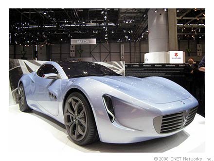 　イタリアの自動車メーカー、Maseratiの設計者もうかうかしていられない。新世代のデザイナーたちが、その座を狙っているのだ。Instituto Europeo di Design（IED、ヨーロッパデザイン学院）の学生による習作「Chicane」には、こういったメッセージが込められている。Chicaneは前方2人、後方2人乗りクーペのフルスケールモデルで、映画「バットマン」に出てくる車「バットモービル」を思わせるフェンダー、さらには曲線を強調したボディには、Maseratiの洗練されたスタイルにとっては異質とも言える、シャープなラインが刻まれている。それでも、優雅さは失われていない。