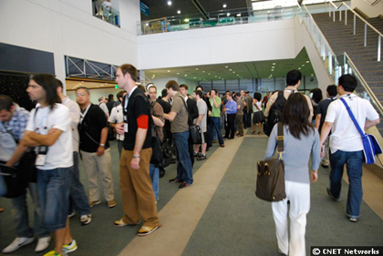 　ゲーム見本市「E3 Media & Business Summit 2008」が米国時間7月15日、ロサンゼルスで幕を開けた。かつてほど巨大で華やかではないが、Microsoftを始めとするさまざまなビデオゲーム会社が発表を行う場であることに変わりはない。

　7月14日朝、MicrosoftのE3プレスカンファレンスに向かう長い列が、ロサンゼルスコンベンションセンターのウエストホールを埋め尽くした。特に注目だったのは、世紀末後の世界を描いた「Fallout 3」のゲームプレイ映像が初披露されたことと、ダウンロード可能な「Xbox Live」独占コンテンツの提供開始が発表されたことだった。