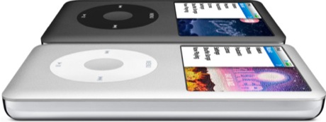 　なくなるというウワサもあったが、生き残った「iPod classic」。より薄くなり、カラーはこれまで同様にシルバーおよびブラック。