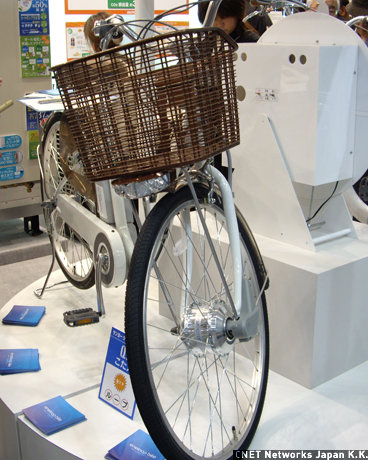 　三洋電機の電動ハイブリッド自転車「eneloopbike」。12月1日から施行された道路交通法施行規則アシスト比率、最大1対2の新基準に対応している。発売は2009年2月上旬から。価格は13万6290円となる。