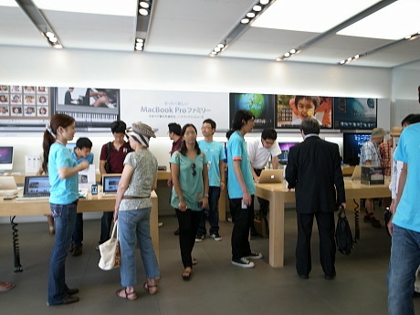 　Macコーナーに訪れる人は年齢層も幅広い。なお、店内1Fほか3Fのシアターでもデモを行っている。