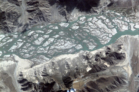 　国際宇宙ステーションの10年をふり返るこのフォトレポートの最後は地球の姿で締めくくることにしよう。2000年10月13日に撮影されたこの写真はチベットのブラフマプトラ川で、写っている部分の長さは約15kmである。

　この写真（No. ISS006-E-6632）は、前掲のロンドンの写真（11ページ目）同様、NASAのウェブサイトの「Gateway to Astronaut Photography of Earth」に掲載されている。2008年11月19日からの1週間に、最も多くダウンロードされた写真である。