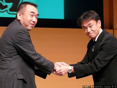 キャンペーンに向け、握手を交わす両氏。ちなみに日本記念日協会が29日の金曜日を「キン肉マンの日」と認定しており、2008年8月29日は「キン肉マン29周年」かつ「キン肉マンの日」となるのだという。