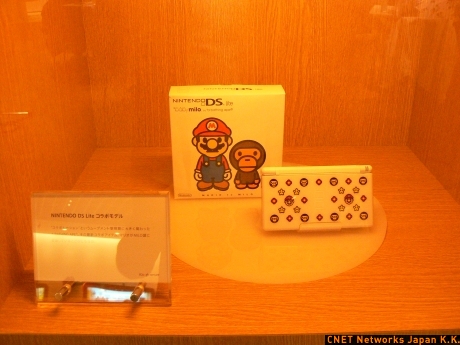 NIGO氏とのコラボレーションによるNINTENDO DS Lite。マリオがNIGO氏デザインのキャラ「MILO」調になっているのがポイントだ。