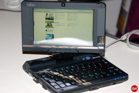 　富士通のLifebook U2020のディスプレイは、回転式で、角度の調節も可能。コンパクトながら本格的なキーボードを搭載し、ストレージ容量も大半のウルトラモバイルPCを凌ぐ60Gバイト。OSにはVistaを搭載。