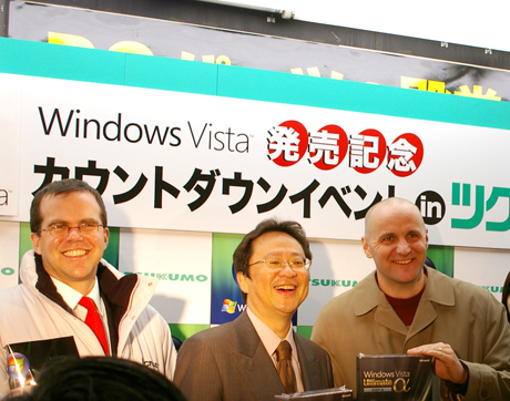 除幕式には、マイクロソフト株式会社Windows本部本部長のジェイ・ジェイミソン氏（左）、九十九電機株式会社代表取締役社長鈴木淳一氏（中央）、インテル株式会社取締役共同社長ロビー・スウィヌン氏の3氏が登場した。