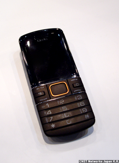 台湾のQisdaによる携帯電話「QCM110」。Bluetoothイヤホンを一体化することで、持ち運ぶ必要がないという。海外から出品された携帯電話やPDAなどのモバイル機器は、ほとんどが液晶画面大きめのストレートタイプであった。