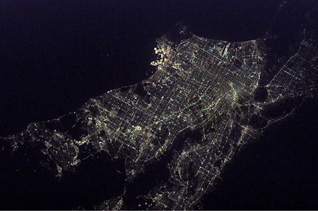 　ロサンゼルスの夜景。2003年撮影。ハリウッドが画像下に位置する。中心付近にある最も明るい部分はディズニーランド。