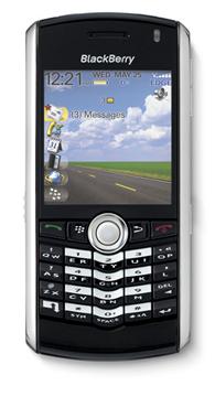　2006年。BlackBerryのビジネスツールから個人ユーザーをターゲットにした製品への変換は、「BlackBerry Pearl」の発表によって完了した。この携帯電話は、携帯電話の電子メール普及に貢献した象徴的な存在として、名声を獲得している。

　Pearlは2006年秋に鳴り物入りで登場し、内蔵カメラとメディアプレーヤーが自慢だった。また、親指操作のトラックホイールがなくなり、代わりにトラックボールボタン、別名「パール」ナビゲーションが前面に搭載された。

　従来のBlackBerryと比較して、サイズと形状に手が加えられて薄くなり、ストレート型に近いものになった。RIMの特徴であるフルQWERTYキーボードを縮小して、1つのキーに2つの文字を持たせることにより、個人ユーザーが手軽に使える寸法を実現したが、この妥協のおかげで、万人好みではなかったものの、多くのファンを獲得した。

　グレーがかったブルーからピンクまで、さまざまな色が追加されたが、Pearlのデザインは今日でも基本的に変わっていない。