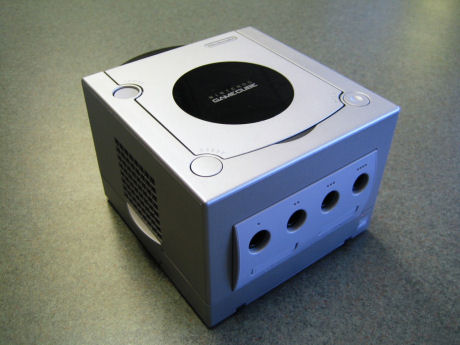 　2001年に発売された任天堂のゲーム機「ゲームキューブ」。CNET News.comの姉妹サイトであるTechRepublicがそのゲームキューブを分解した。画像は分解前の状態。