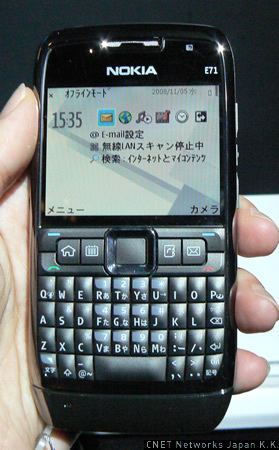 　Nokia製のQWERTYキーボード搭載端末「Nokia E71」も登場。待ち受け画面をビジネスモードとパーソナルモードで切り替えることができ、それぞれに最大5つのアプリケーションのショートカットを設定できる。PCメールも受信可能だ。