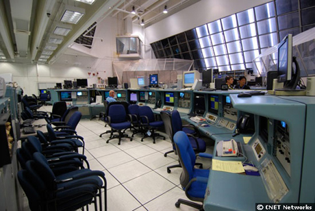　ケネディ宇宙センターの打ち上げ管制センターには複数の発射室があり、ヒューストンにあるNASAのジョンソン宇宙センターのミッション管制センターによく似ている。

　発射室にはコンピュータシステムが置かれ、多くのエンジニアがロケットの発射に携わっている。この写真は発射室2で、発射時にNASAのスタッフが集まるメインの部屋ではないが、シャトルの発射に必要な設備が装備されている。覆いが外されれば、正面の大きな窓からは、ケネディ宇宙センターの両方の発射台を見ることができる。