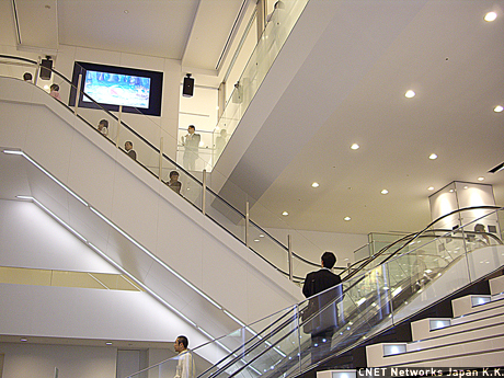 108型ディスプレイは吹き抜けの最上階にあたる3階に設置されているため、エントランスからも見ることができる。