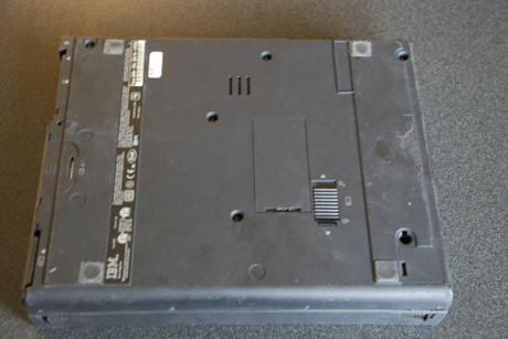 　ThinkPad 701cの底面である。中央に、追加RAMを取り付けるためのアクセスドアがある。