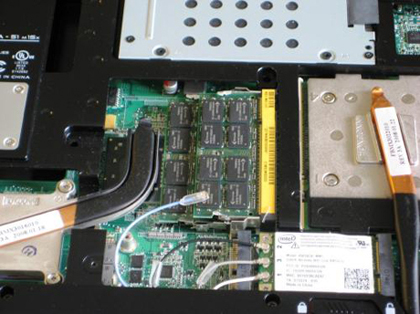 　2基のメモリスロットに2個のRAMボードが装着されている。合計で3GバイトのRAMが搭載されている。