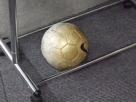コート掛けの下にはサッカーボールが転がっていた。社内のフットサルチーム「F.C.Solid」のもの。現在17名のメンバーが所属する。チーム名は同社の手ぶれ補正ソフト「PhotoSolid」から命名したとか。