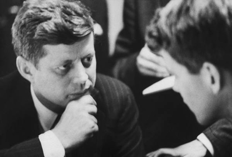 　John F. Kennedy米上院議員（当時）。1960年4月ウィスコンシン州大統領予備選挙前夜に弟のRobert氏との会話中に撮影。