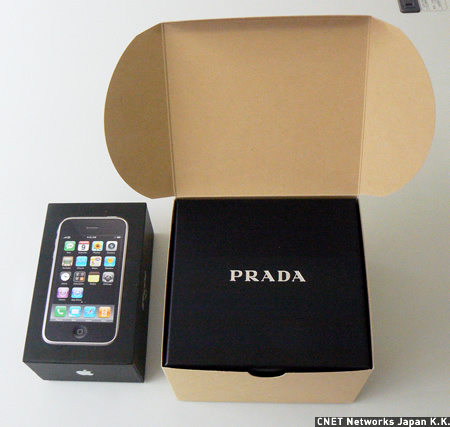 　PRADA Phoneのベージュの箱を開けると、PRADAのロゴが入った黒い箱が現れる。