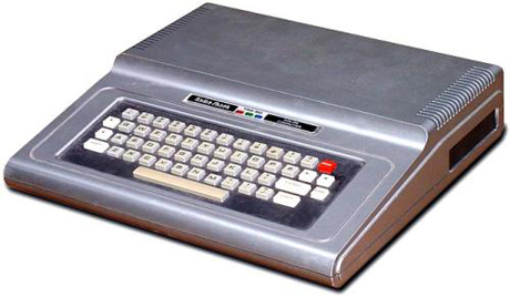 　Radio Shack Color Computer：目を引くグレーとシルバーの色の組み合わせは、初代「TRS-80 Model I」コンピュータで使われたものだが、「Color Computer」にはふさわしくない。これまでで最も格好悪いコンピュータの1つと言えるだろう。

　Color Computer、通称「CoCo」はRadio Shack初のカラーコンピュータだが、史上初のカラーコンピュータというわけではない。カラーコンピュータはほかにもあり、初のカラーコンピュータはこれより3年前の「Apple II」だった。
