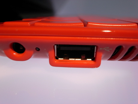 　USB2.0ポートは2つ。マイク入力／ヘッドフォン出力ポート、ネットワークポートがある。