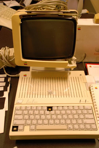 　前々回の分解シリーズでは、「Apple IIc」の本体部分を分解した。引き続き、今回はモニタを分解する。

　われわれが入手した「Apple IIc」は、一部が破損した状態で手元に届いた。モニタにもその被害は及んでいた。モニタは機能しなくなっていたため、われわれは分解するのにうってつけの候補だと判断した。それでは、典型的なCRTモニタの中身を見てみよう。