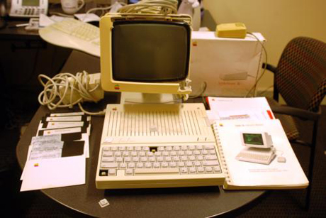 　初代「Mac」と同時に発表された「Apple IIc」は、「Apple II」製品ラインにとって大きな飛躍を遂げた製品であった。主要な改善点の1つは、フロッピーディスクとメインCPUの統合で、Apple IIcは最も人気のあったApple IIの1つだ。

　われわれは最近、分解シリーズ用にApple IIcを入手した。残念なことに、輸送中にすでに壊れていたが、内部はどのようになっているか紹介していこう。