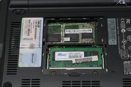 底面のパネルを開けるとメモリとDドライブのSSDが現れる。