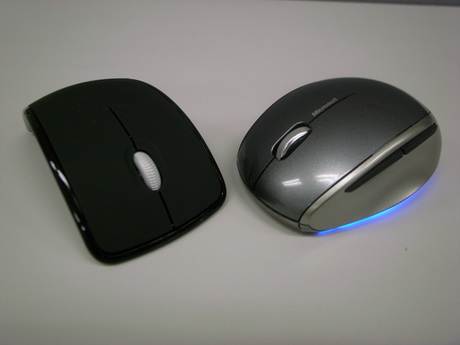 　先日米国で発表された、マウスの新トラッキング技術「BlueTrack Technology」搭載の「Explorer Mini」と並べてみた。Arc Mouseのホイールは、スクロール時にカタカタとひっかかりのある硬い感触。ちなみにExplorer Miniはひっかかりがない。