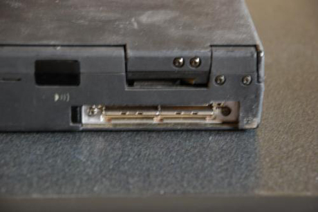 　本体の左側下部にあるスライダを開けると、外付けドック／ポートレプリケータ用コネクタがある。