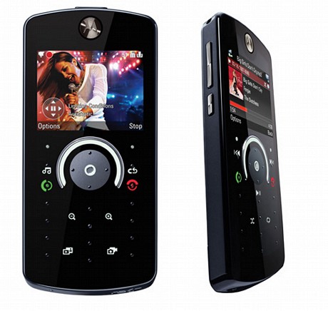 　Motorolaは米国時間1月6日、ラスベガスで開幕した「Consumer Electronics Show（CES）」で、最新の音楽携帯電話「Rokr E8」、ビデオを特徴とする携帯電話「Moto Z10」の2機種を発表した。Motorolaはまた、シンガポールを拠点とする音楽サービス企業、Buzzsoundを買収する計画も発表している。Rokr E8の注目は「ModeShift」というインターフェース。これは、「通常のナビゲーションアイコンの代わりに、端末の利用方法によりデジタルに“モーフィング”するタッチベースの制御機能を採用したもの」だ。