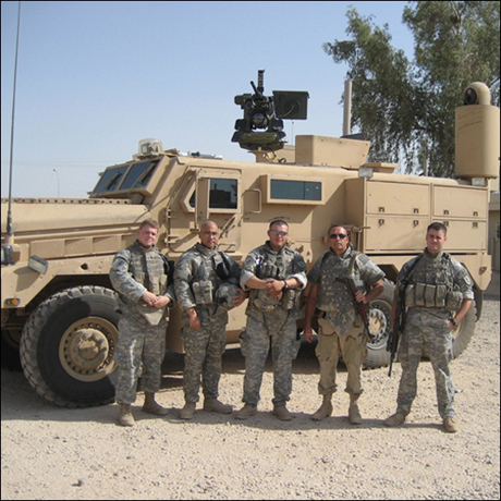 　トップ10リストには、とにもかくにも複数の戦闘用車両が名を連ねている。ここに写っているのは、「Cougar」6x6 MRAP（対地雷待ち伏せ防護型）車両を改良した「RECCE」車両システムで、戦闘工兵が道の地雷の除去に使用している。RECCEは、「Protector」リモート兵器アセンブリ、「Gyrocam」画像センサ、味方を識別するための「Blue Force Tracker」航空技術、車両を開けずに「Talon」ロボットを配備、回収できるロボット配備システムといった複数のサブシステムが追加されている点で、Cougarの基本構成と異なる。