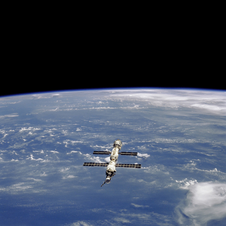 　2000年9月に撮影されたこの写真からは、国際宇宙ステーションの建設が進んでいることがうかがえる。手前に見えるのは無人補給船Progressで、2000年7月に取り付けられた第3のモジュールであるZvezdaサービスモジュールにドッキングしている。過去10年間に、ロシアのProgress補給船による国際宇宙ステーション（ISS）への物資補給は30回を数える。米航空宇宙局（NASA）の記録によれば、それ以外にロシアによる20回の打ち上げ（その大半が乗組員交代のためのSoyuz宇宙船によるもの）と、米国による27回のスペースシャトル打ち上げが実施された。