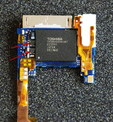 　東芝製の大きなチップが、iPod nanoの8Gバイトの記憶装置だ。

　iPod nanoは本体の向きを認識し、その向きに応じてLCD画面の画像を自動的に回転する。これは、加速度センサチップ（矢印）が搭載されていることを意味する。
