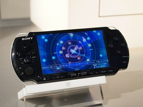　9月9日に発表した「x-Radar Portable」。「プレイステーション・ポータブル」（PSP）で周辺の知りたいスポットを探せる無料レーダーアプリケーション。12月よりPlayStation Storeにて無料で公開するという。
