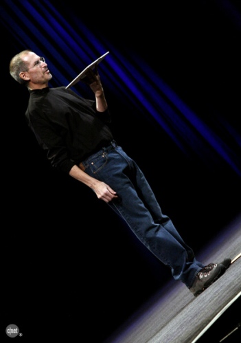 　Jobs氏がMacBook Airの薄さを披露。厚さは最も厚い部分で0.76インチ。最も薄い部分で0.16インチ。重さは3ポンド。