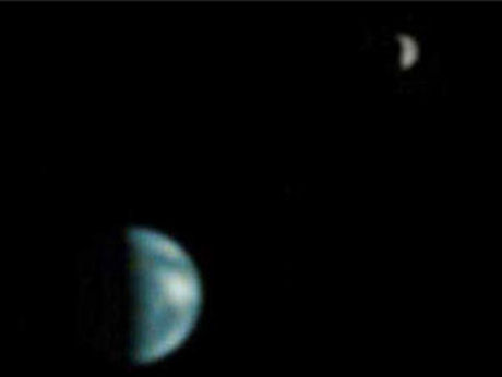 　木星から見た地球と月。Mars Global Surveyorが2003年に初めて撮影した。