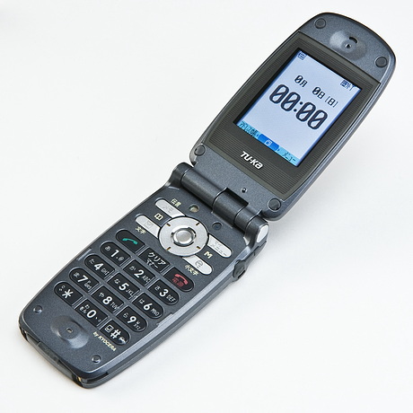 写真は、シンプルさを追求した折りたたみタイプの「TK22」。KYOCERA製。2002年11月発売。スペック詳細はこちらから。