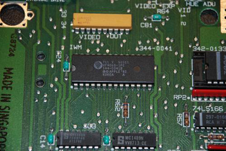 　このチップはIWM（Integrated Woz Machine）と呼ばれている。Apple IIのディスクコントローラカードのシングルチップ版だ。

　上にある黄色いチップには、ビデオ出力チップと明記されている。