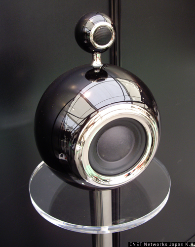 　イタリアのクリスタルメーカーMARIO CIONIが手がけたスピーカー。素材にクリスタルを採用し、球体のデザインが特徴だ。クリスタルならではの音の響きが得られるほか、バスルームやキッチンなど水周りの設置にも強いという。日本未発売。
