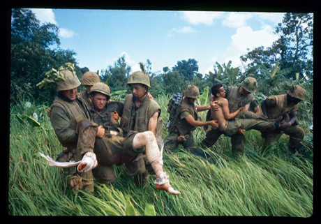 　ベトナム戦争で負傷兵を救助する米第1海兵師団兵士。1966年に南ベトナムで撮影。