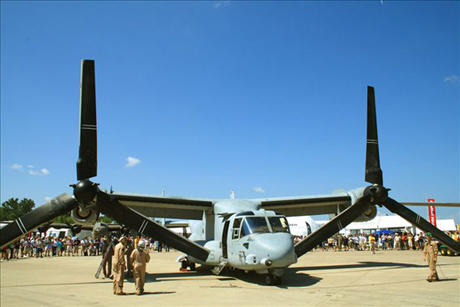 　米海兵隊は8月1日、「V-22 Osprey」ティルトローター機を披露した。Ospreyは垂直離着陸が可能で、航空機モードでは240ノット（時速約444.5km）で飛行する。さらに、積載量は最大1万ポンド（約4.5t）である。