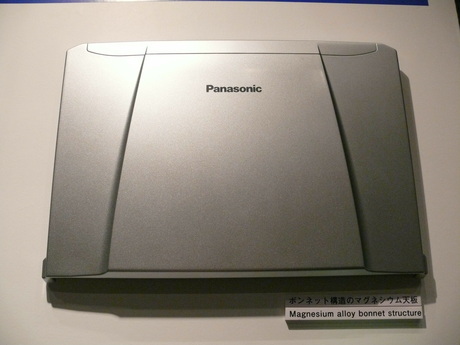 松下電器産業のモバイルノートPC「Let's note」に新たなラインアップとして、そのまま持ち運べるハンドルが付いた「Fシリーズ（CT-F8）」が登場した。発表会場では、Fシリーズの内部のパーツが展示されていた。

Fシリーズの天板。ボンネット構造のマグネシウム天板だ。