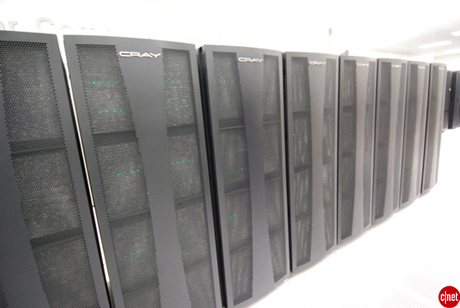 　オークリッジ国立研究所のCray X1Eスーパーコンピュータでは、別のディスクアレイ装置でストレージニーズに対処する。これらはそのディスクアレイ装置の一部で、これらがスーパーコンピュータ中に配置されている。